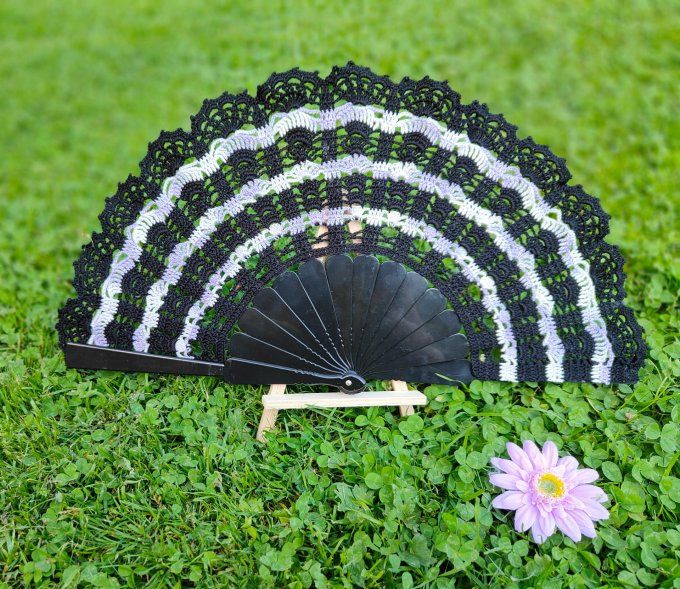 éventail papillon (noir et dégradé mauve)