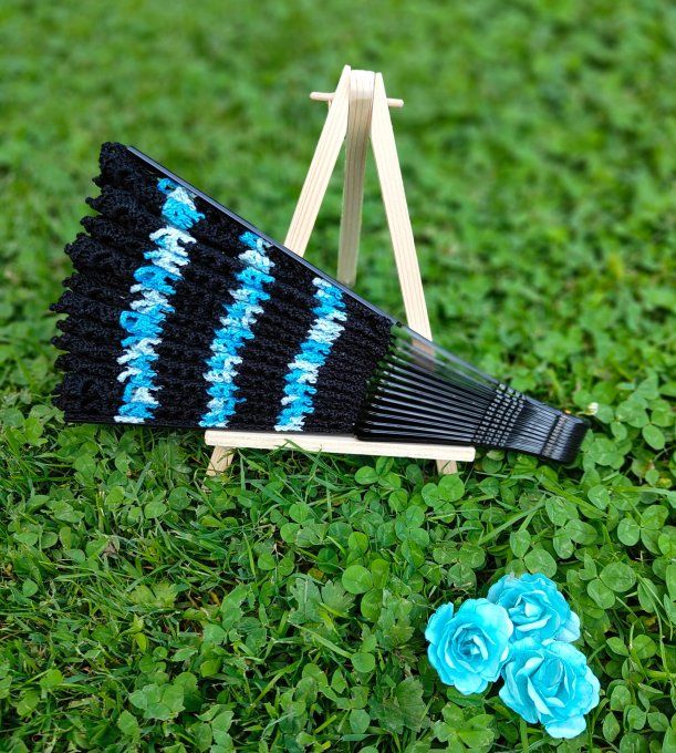 éventail papillon (noir et dégradé bleu ciel)