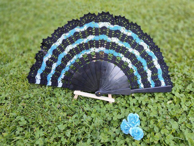 éventail papillon (noir et dégradé bleu ciel)