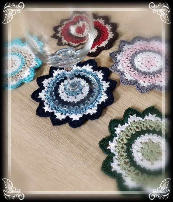 sous-verre  au crochet mauve blanc gris